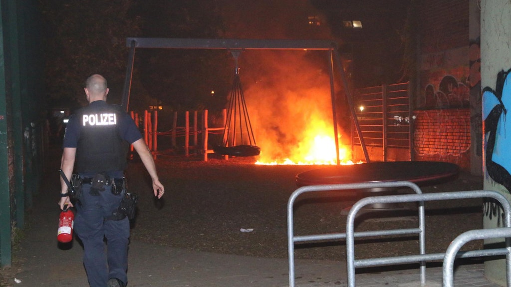In der Nacht zu Freitag brannte es auf einem Spielplatz an der Glasower Straße, Ecke Bendastraße. Die Feuerwehr konnte rasch löschen.<br>