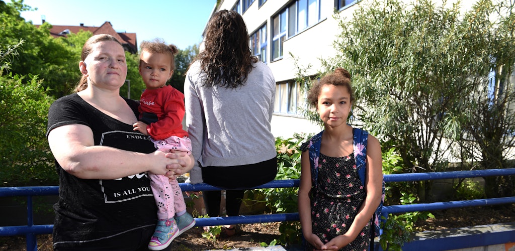 Mandy Kloss hält ihre jüngste Tochter im Arm. Shola (r.) kommt nun in die 5. Klasse. Vero (l.) will ihr Gesicht lieber nicht in der Zeitung sehen.