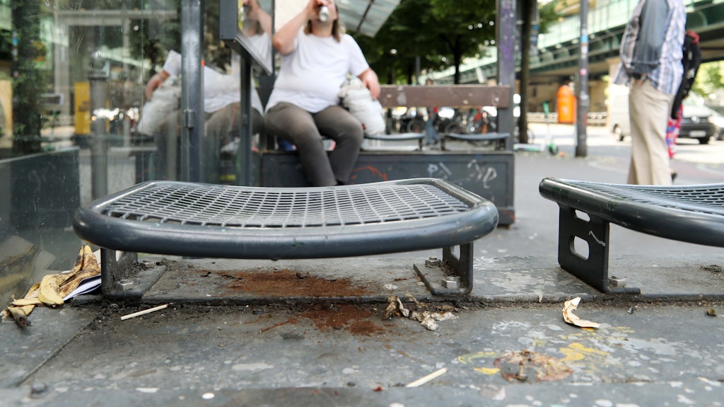 Das Wartehäuschen vor den Schönhauser Allee Arcaden ist ein Schandfleck. 