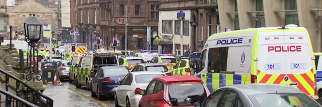 Rettungs- und Polizeifahrzeuge auf dem Weg zum Tatort in Glasgow