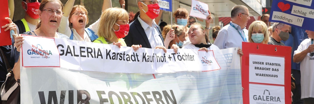 Demo gegen die Schließung von Karstadt vor der Filiale in der Müllerstraße.