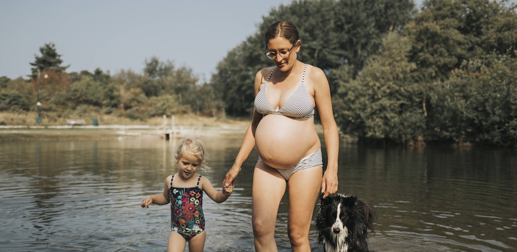 Wer mit Baby im Bauch schwimmen war, schlüpft danach lieber gleich aus dem nassen Bikini oder Badeanzug in trockene Kleidung.