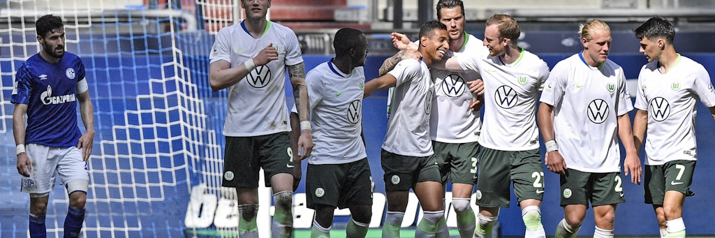 So wollen die Spieler des VfL Wolfsburg am Saisonende jubeln. Doch die Bayern könnten den Wölfen einen Strich durch die Rechnung machen. 