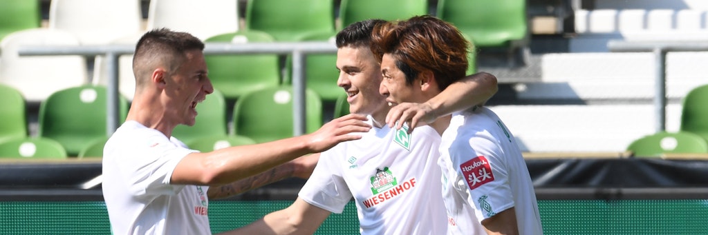 Werder lebt noch! Die Bremer Marco Friedl, Milot Rashica und Yuya Osako (v.l.) jubeln über den 6:1-Sieg gegen Köln.