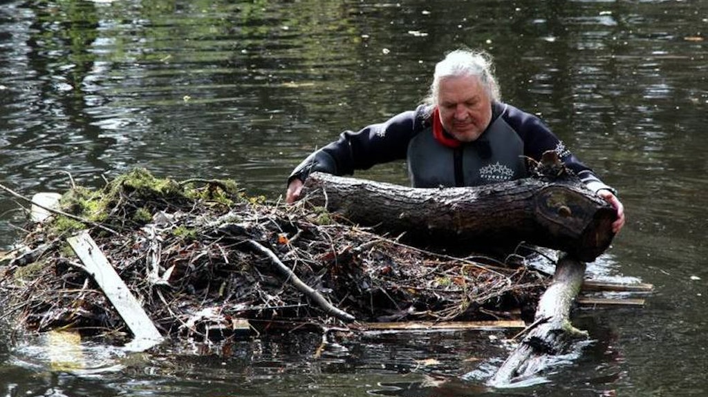 Der Wassermann vom Thälmann-Park: Volker Herold beim Putz-Einsatz im Teich.<br>