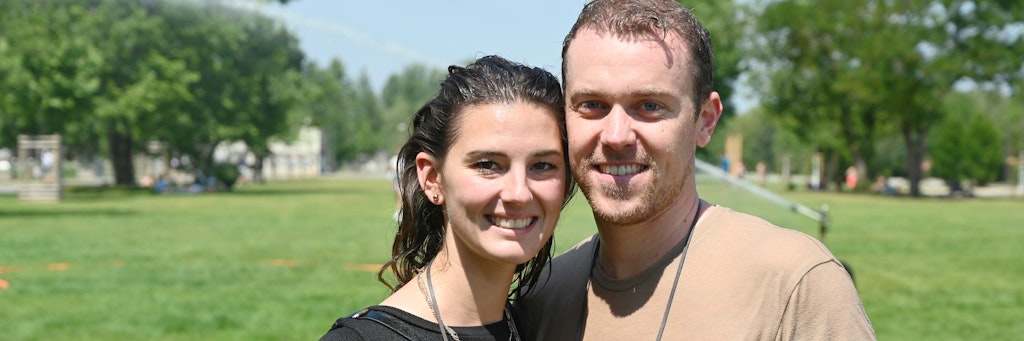 Sarah und Patrick aus München gehörten zu den ersten Besuchern des neuen Mauerparks.