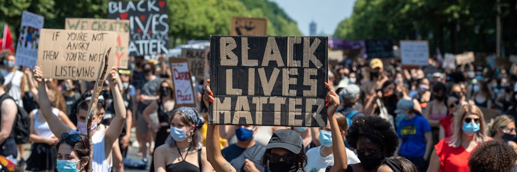 Teilnehmer der „Black Lives Matter“- Demonstration an der Siegessäule halten Schilder und Transparente in die Höhe. Mehr als 1000 Menschen haben auf der Straße des 17. Juni gegen Rassismus demonstriert. 