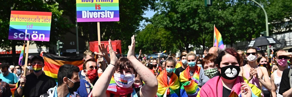 Hunderte nehmen an der Ersatz-Pride in Berlin teil.