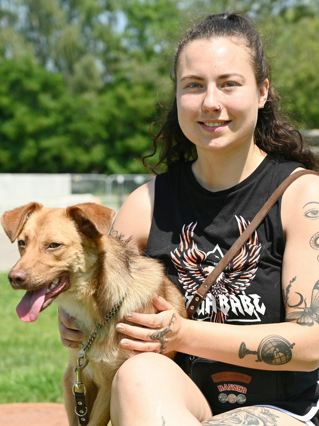 Kathi Mittler (22) besucht mit ihrer Hündin Molli den Park.