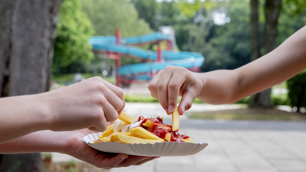 Pommes im Freibad sind ein echtes Sommerphänomen.