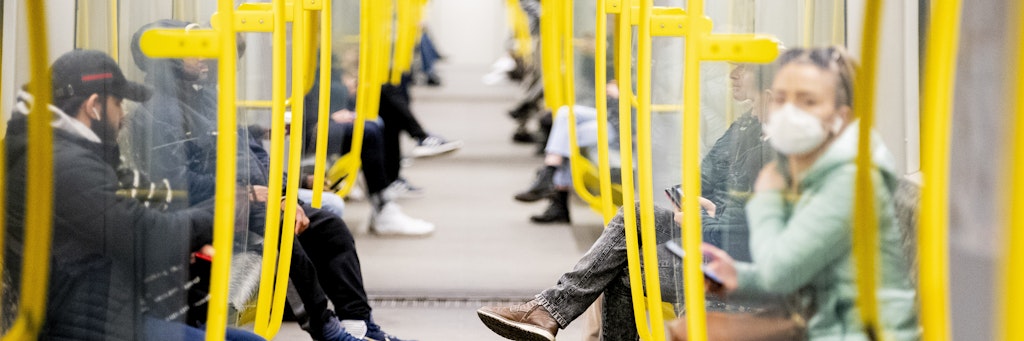 Blick in eine Berliner U-Bahn: Eine Frau trägt Mundschutz, viele Passagiere nicht. Ab Samstag kann die Weigerung, in öffentlichen Verkehrsmitteln einen Mund-Nasen-Schutz zu tragen, teuer werden.