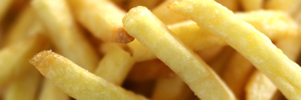 Pommes frites, umgangssprachlich in Deutschland häufig Pommes oder Fritten genannt