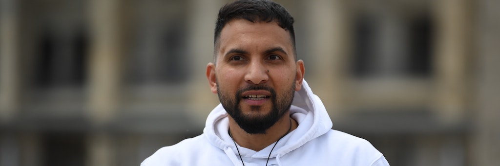 Attila Hildmann spricht bei einer Demonstrationen gegen die Corona-Einschränkungen vor dem Olympiastadion.
