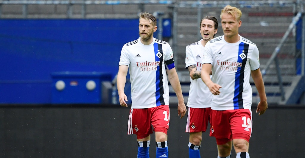 Fassungslos: Die HSV-Profis um Kapitän Aaron Hunt (l.) gingen gegen Sandhausen unter und bleiben damit ein weiteres Jahr in Liga zwei.