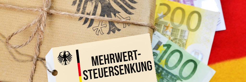 Beim Einkauf fallen bis zum Jahresende nur noch 19 statt 16 Prozent Mehrwertsteuer an. Der ermäßigte Satz wird von sieben auf fünf Prozent reduziert.