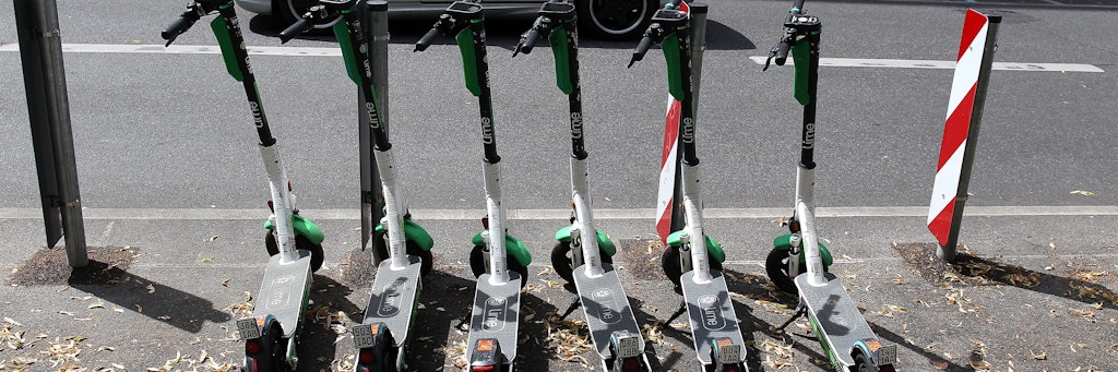 Premiere in Kreuzberg. Berlins erster und bislang einziger Stellplatz für E-Scooter befindet sich in der Bergmannstraße.