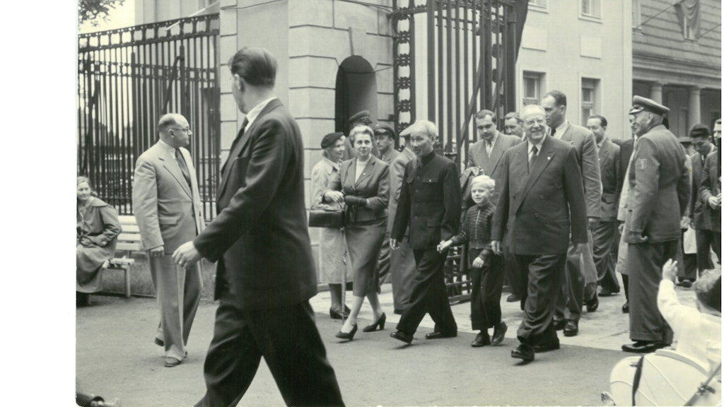 Heinrich Dathe (li.) ist stolz, wie sein Sohn Falk den vietnameischen Staatschef Ho Chi Minh in den Tierpark führt (1957).