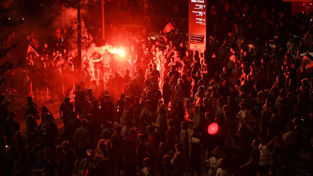 In der Liverpooler Innenstadt und am Stadion an der Anfield Road versammelten sich Tausende, um die erste Meisterschaft nach 30 Jahren zu feiern. 