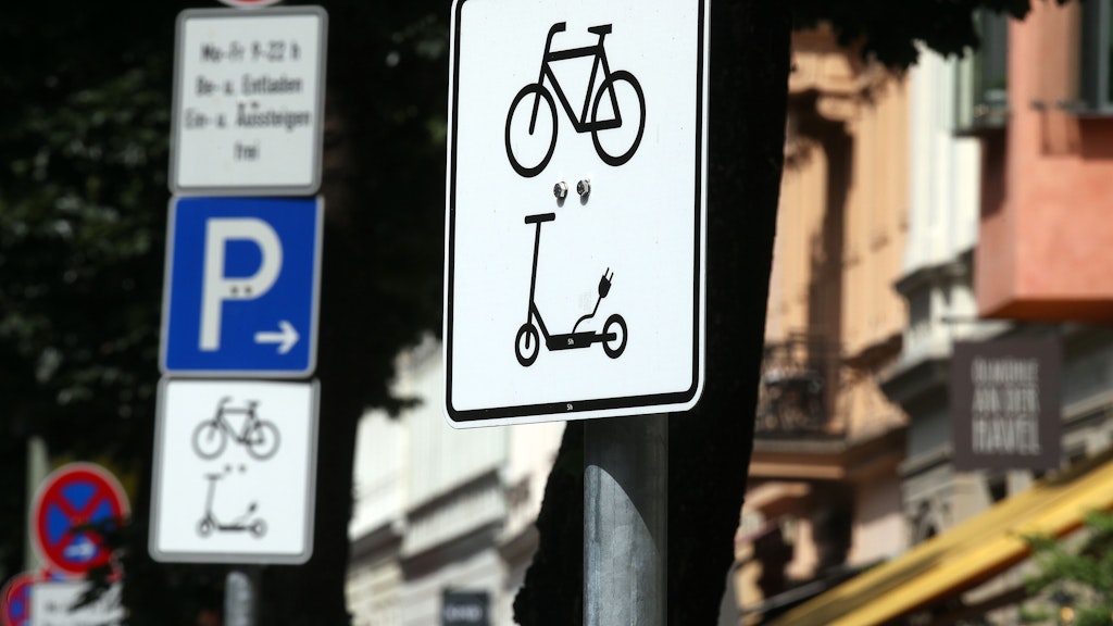 So sieht es aus, das neue Verkehrszeichen. Hier dürfen elektrische Tretroller legal parken.