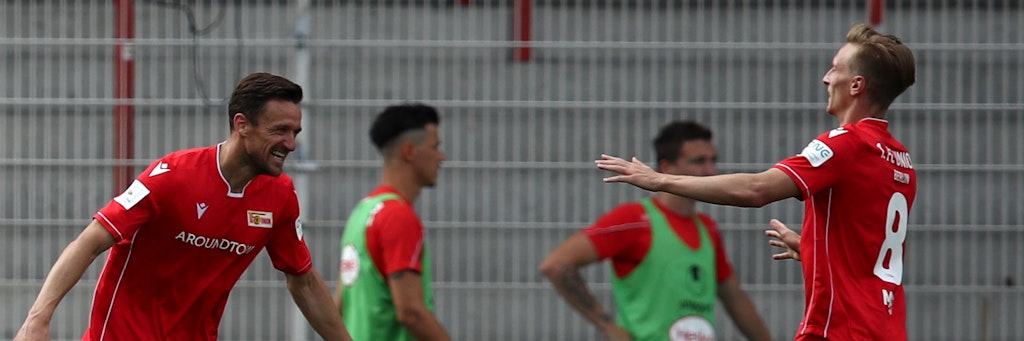 Christian Gentner (l.) jubelt zusammen mit Joshua Mees über seinen Treffer zum 2:0 gegen Düsseldorf. 