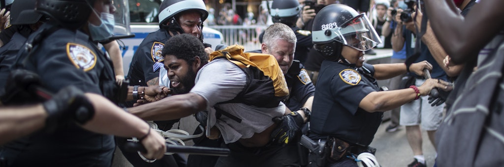 Polizisten halten Demonstranten fest während einer Solidaritäskundgebung.