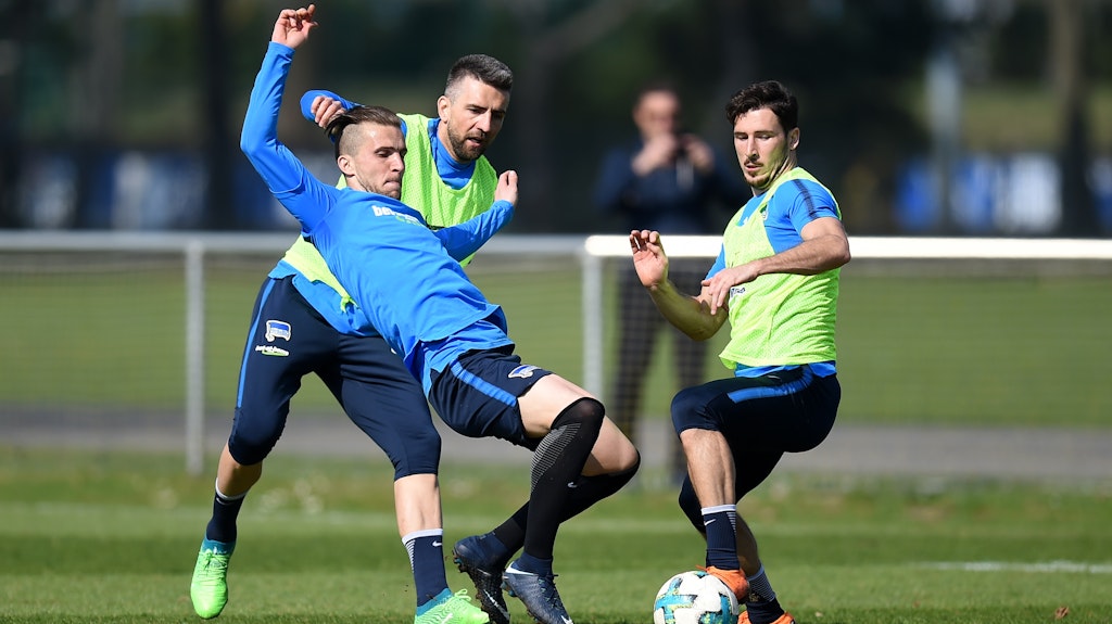 Vedad Ibisevic und Peter Pekarik, hier im Duell mit Mathew Leckie, (v.l.) machten sich für Hertha zuletzt unverzichtbar.