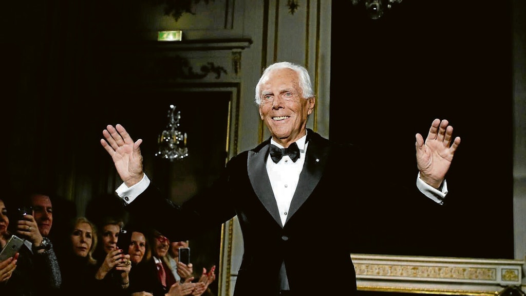 Der Modedesigner Giorgio Armani lacht nach der Präsentation seiner Frühjahr/Sommer 2019 Haute Couture Modekollektion. 