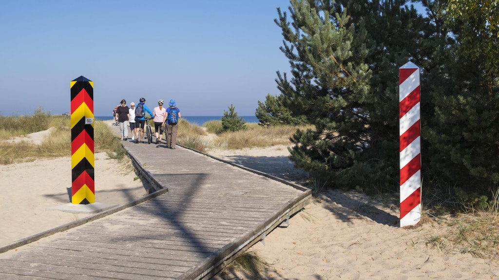 Bohlenweg zum Ostsee-Strand am Grenzübergang nach Polen. 