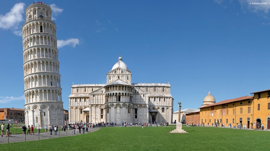 Ist der Turm immer noch schief? Man kann wieder nach Pisa fahren, um das zu prüfen. Urlauber sind wieder in Italien willkommen. Aber wie kommt man hin?