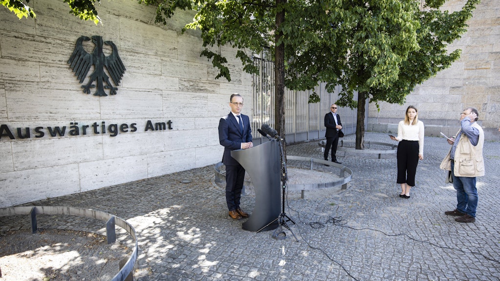 Außenminister Heiko Maas gibt vor seinem Berliner Ministerium die Streichung der Reisewarnungen für die meisten europäischen Staaten bekannt - unter freiem Himmel wegen der Corona-Abstandsregeln.