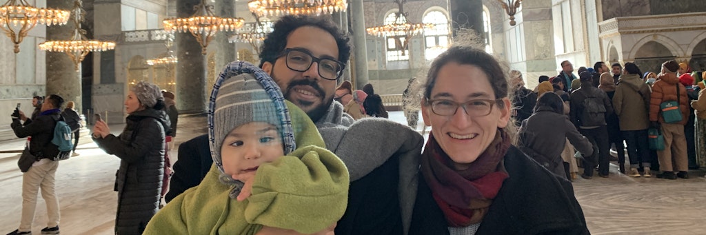 Amgad Elsayed (36) mit seinem Sohn Tobias (1) und Ehefrau Monika (37). Der Familienvater sucht dringend einen Knochenmarkspender.