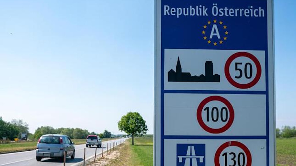 Willkommen in Österreich! Für Italien-Urlauber müsste auf dem Schild noch stehen, dass man ohne Pinkel-Pause nach Italien durchfahren muss.