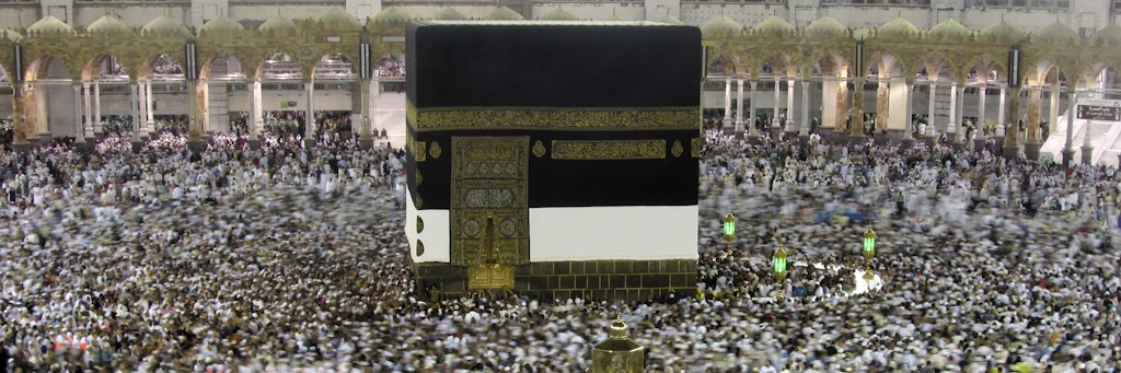 Muslimische Pilger umrunden die Kaaba in der al-Haram-Moschee in Mekka bei der muslimischen Pilgerreise Hadsch.