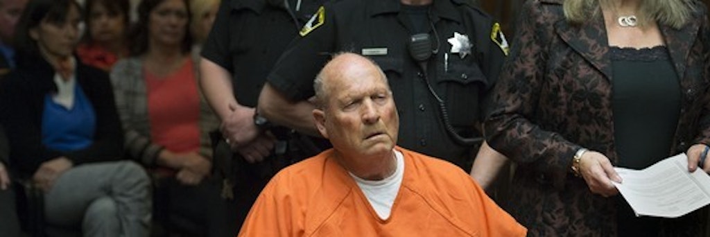 Joseph James DeAngelo, der damalige, mutmaßliche „Golden State Killer“, sitzt in Gefängniskluft in einem Rollstuhl im Gerichtssaal.