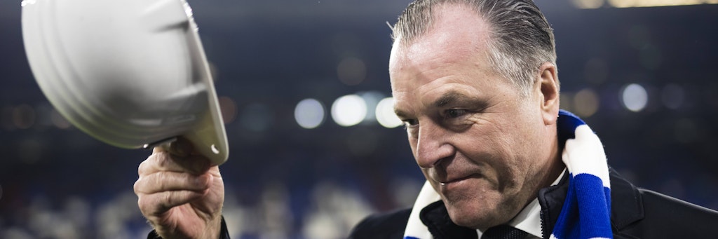 Zieht die Konsequenzen und nimmt seinen Helm: Schalke-Boss Clemens Tönnies tritt als Aufsichtsratsvorsitzender zurück. 