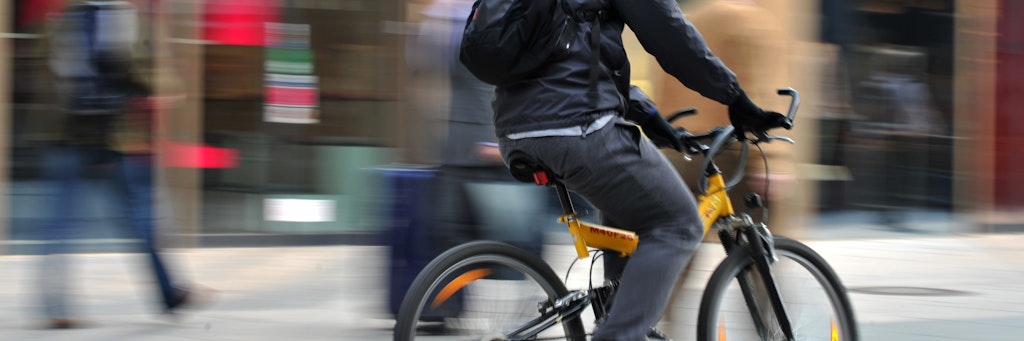 Mal wieder auf dem Gehweg! Ein Radfahrer unterwegs.