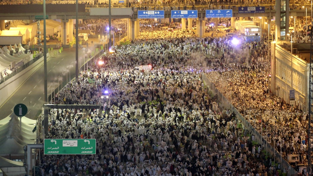 Muslimische Pilger sind im Jahr 2015 auf dem Weg zur Jamarat-Brücke wo sie als letztes großes Ritual der fünftägigen Hadsch mit Kieselsteinen symbolisch den Teufel steinigen. Auch in diesem Jahr kamen Pilger um.