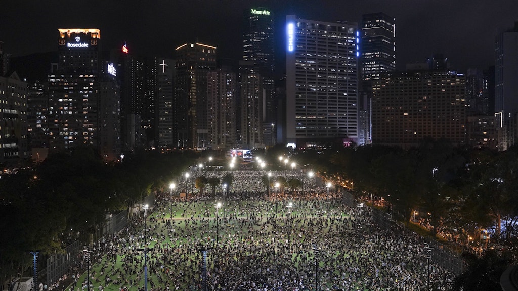 Hunderte Menschen versammelten sich in Hongkong zur Mahnwache, obwohl sie erstmals offiziell verboten worden war.