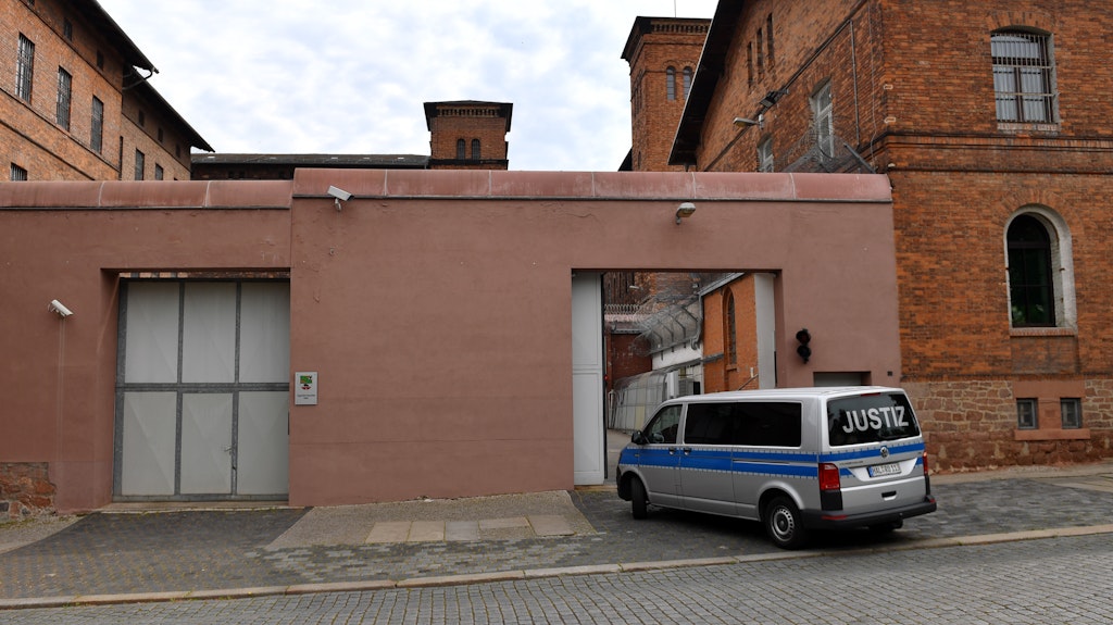 Ein Polizeiwagen am Einfahrtstor der Justizvollzugsanstalt Halle/Saale. Der inhaftierte Attentäter Stephan B. hatte beim Hofgang einen Fluchtversuch unternommen. 