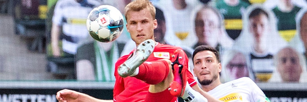 Will jetzt seinen eigenen Rekord knacken: Unions Sebastian Andersson, hier im Zweikampf mit Gladbachs Ramy Bensebaini (l.).