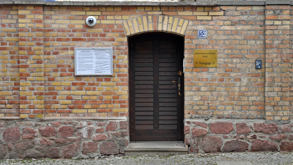 Schusslöcher an der Eingangstür der Synagoge in Halle/Saale. Attentäter Stephan B. wollte in die Synagoge eindringen und ein Blutbad anrichten.