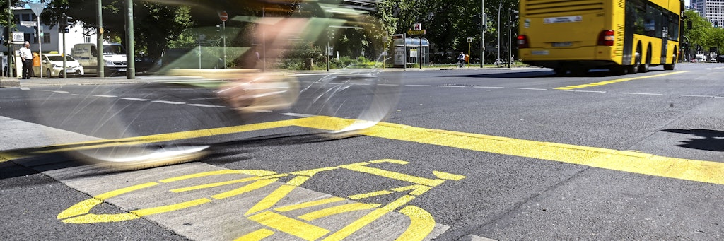 Der Pop-up-Radweg auf der Kantstraße in Charlottenburg.