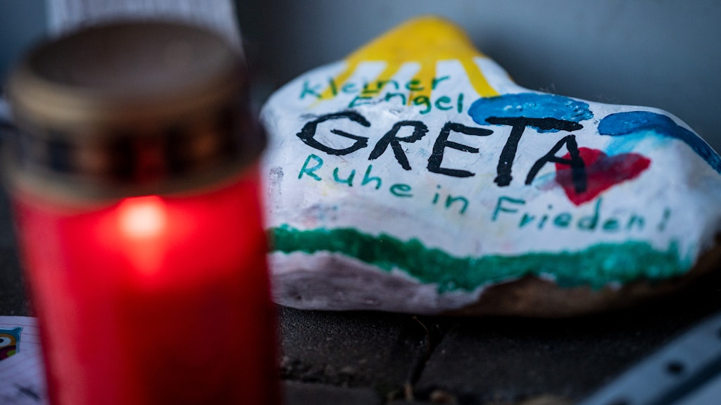 Bemalte Steine und Kerzen liegen vor dem Eingang einer Kindertagesstätte im nordrhein-westfälischen Viersen:. Nach dem gewaltsamen Tod der dreijährigen Greta hat die Staatsanwaltschaft Kleve einen Fehler eingeräumt. Frühere Hinweise zur psychischen Auffälligkeit einer inzwischen mordverdächtigen Erzieherin seien nicht weitergegeben worden, obwohl dies vorgeschrieben sei, sagt ein Sprecher der Staatsanwaltschaft.