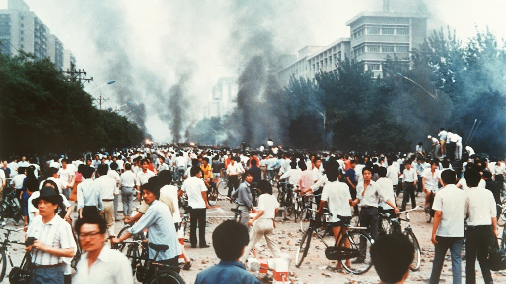 4. Juni 1989: Rauchsäulen säumen die Changan Avenue. Militär hatte auf dem Platz des Himmlischen Friedens, auf dem Studenten für mehr Demokratie, Pressefreiheit und gegen Parteiprivilegien demonstrierten, ein Blutbad angerichtet.