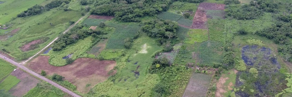 Luftaufnahme von Aguada Fénix mit Dämmen und Stauseen vorne und dem Hauptplateau hinten.
