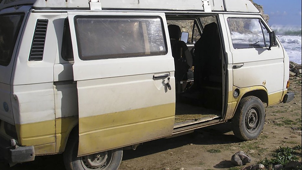 Der Caravan vom Typ VW T3 Westfalia mit portugiesischem Nummernschild, in dem der Mann zeitweise gewohnt haben soll.