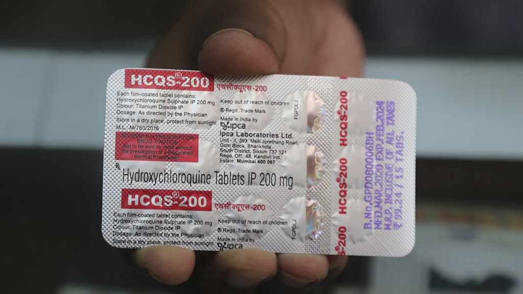 Ein Chemiker zeigt Hydroxychloroquin-Tabletten. Eine Studie, die die Wirksamkeit des Malaria-Medikaments gegen Corona untersucht, sorgt nun für einen Skandal.