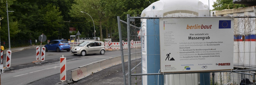 Wiltbergstrasse Ecke Karower Chaussee. In Buch hält ein Plakat der "Partei" den Finger in die Wunde. 