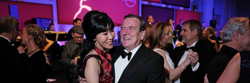Gerhard Schröder und Ehefrau Kim So-yeon beim Tanzen auf dem 70. Bundespresseball 2019 im Hotel Adlon. 