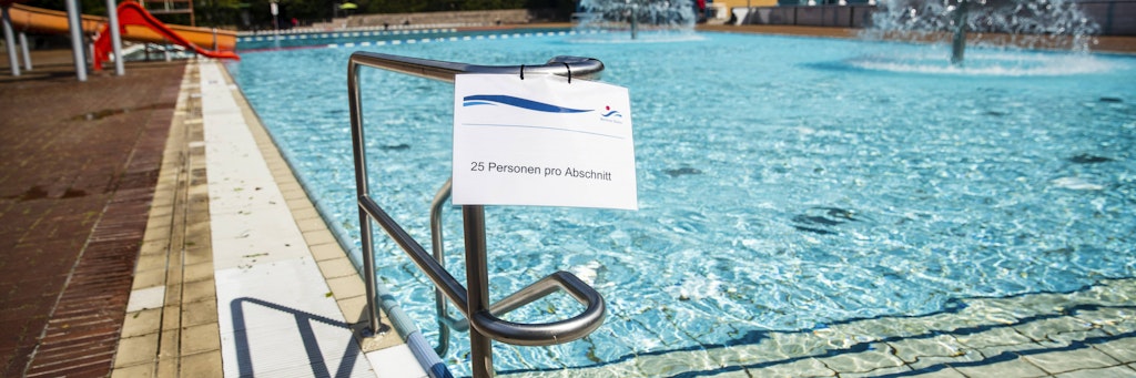 Dieses Schild erlaubt 25 Personen Pro Bahn im Freibad Kreuzberg. 